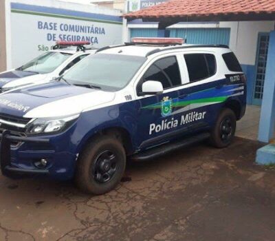 Imagem da notícia Comportamento suspeito chama atenção e homem com punhal e mandado de prisão é detido em São Gabriel do Oeste